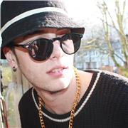 ¡Hola! Mi nombre es Alberto y soy un apasionado de la música. Toco la guitarra desde hace más de 10 años, y produzco todo tipo de música desde hace 5.